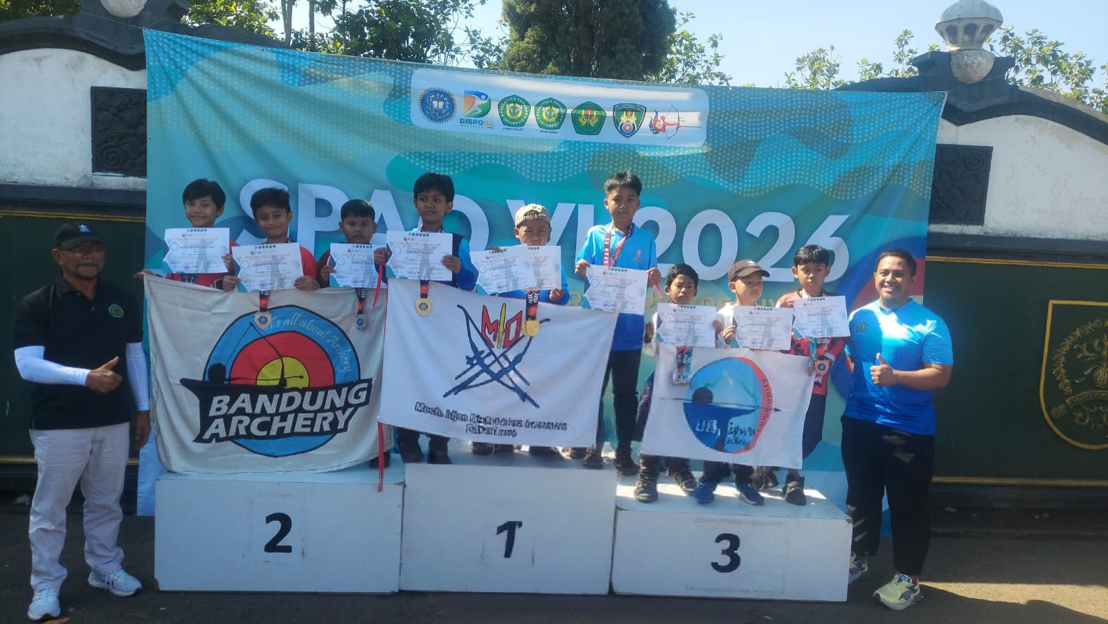 Atlet cilik Adipura Archery di podium juara 3
